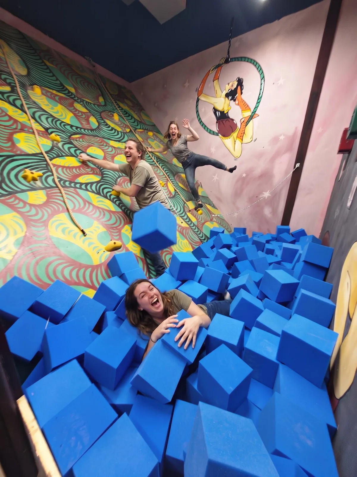 Joueur allongé dans la fosse à mousse bleue du Blue Circus