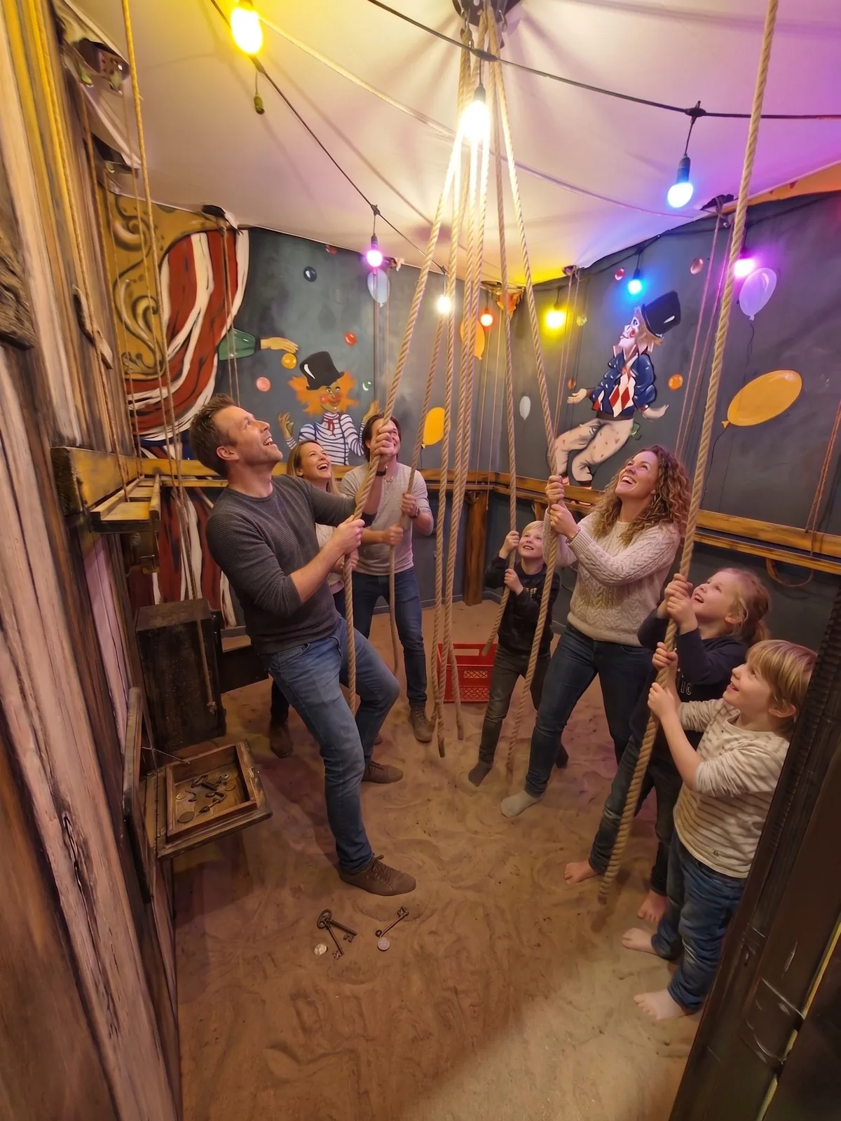 Amis qui rient dans la salle vintage du Blue Circus